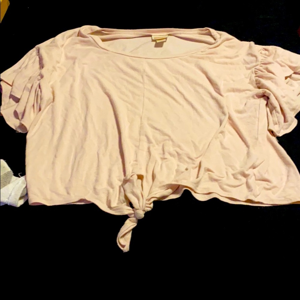 Baby pink top with sleeve ruffles and tie